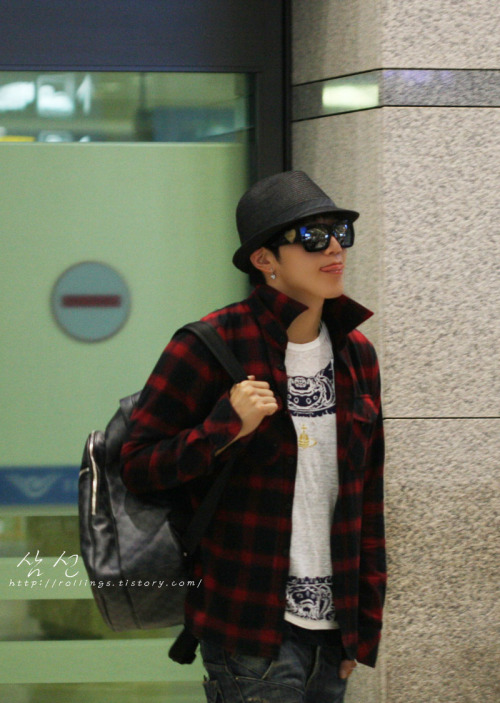 (via hey-insomia)  Junsu oppa,i like your bag.