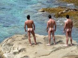 nudebeachdude:  caveman45:  loveyourbodynaked:  wet-men:  iprvrt:  altro che faraglioni   (via batetoedge)   