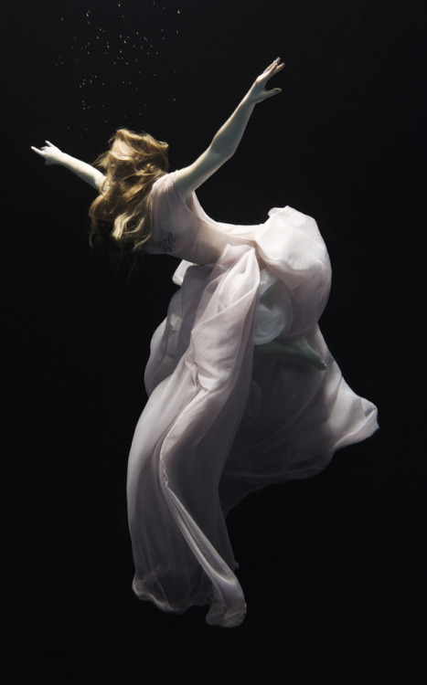 10www: victorianignorance: Underwater Ballet by Nadine Moro