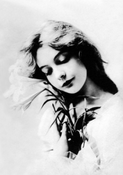 sandysays:  colettesaintyves:  Lillian Gish.