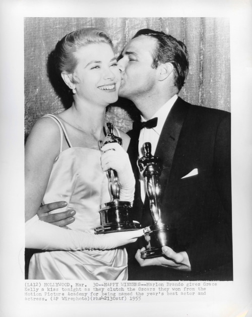 marlonbrando:Marlon kissing Grace Kelly at the Oscars March 30, 1955