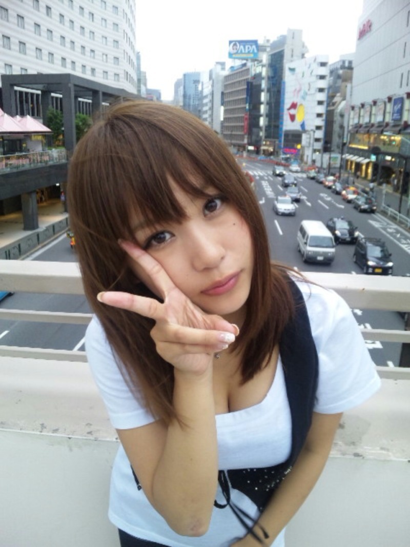 teketekegogo:  hizaura:   bluefixer:  握手会☆｜西田麻衣のMyプリン 西田麻衣オフィシャルブログ