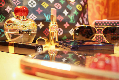 blackberrybitch:  bonjus26:  Blackberry Chanel RayBan Moschino and Louis Vuitton