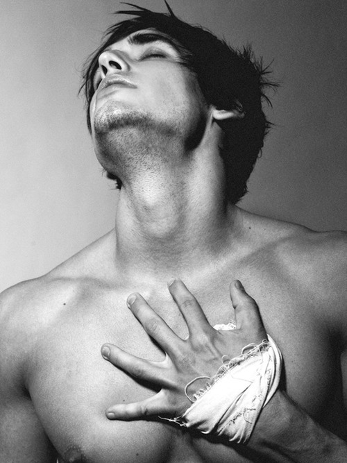 arinsar:  (via heartbreakonvinyl, happycross)   Wymienić rękę, będzie cudnie.