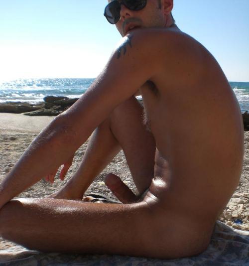 vintagenalenudity: andreshowoff1: derelaisenchateaux:A beach boner (via sissydudeomen2)