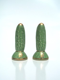 thelesbianguide:  homicidalbrunette:  mudwerks:  littlenikki9:  amalgammaray:  1940’s Gold Tipped Pickle Salt and Pepper Shakers(via fromthere)  I definitely thought these were dildos when I first scrolled down.  Haha me too