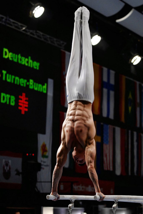 sfcubster:  nakedneighbor:  (via boomboombam)   I love gymnasts!