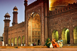 commanderspock:  lambmark | monkeyknifefight | (via rhiannonds)   Badshahi Masjid, Lahore, Pakistan  