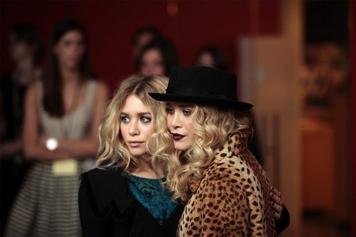 glamourglitterfabulous:  phantomhearts:  chicagogirlsarechic:  (via teacuptriangles,