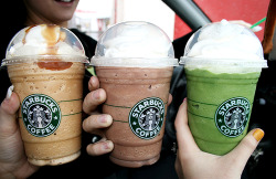 robinandbatman:  whatusayfoo:  (via anthonyyyy)  i spy megan foxs thumb hahaha. And starbucks frap would be perfect this summer =D GREEN TEA PLEASE  GREEN TEA FRAP! &lt;3