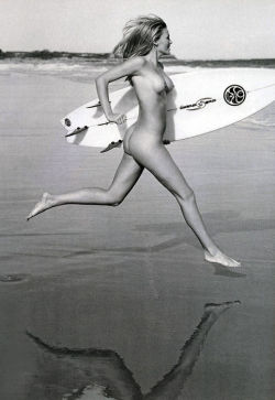 naturist-rich:  Surf is definitely up in the nude! 