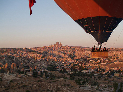 Uchisar en globo - Uchisar, Turkey, Middle East © lecu_lillas