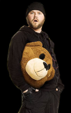 pandacito:  osoestepario:  blucubby:  (via randombearstuff, randombearstuff)I fucking LOVE Tyler Labine!    