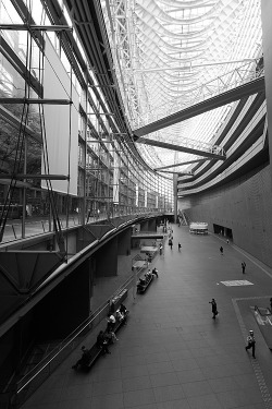 symmetrical:  (via inubue)  ARCHITECTURE WEBLOG : 東京国際フォーラム  