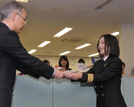 itouma: katsuma:  yuco:  suchi:  日本初、ＪＡＬに女性機長　４２歳の藤さん　「何万回くじけそうに」 (1) - MSN産経ニュース 不屈の努力の人。身長155cmで航空