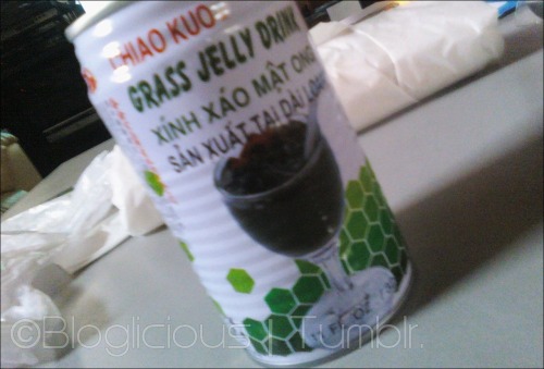 randomukeboy:  bloglicious:  Dude, I don’t even know why my mom bought THIS over bubbletea! I asked for a bubbletea & she hung up on me while I was on the phone w/ her. LOL.  By the way, these grass jelly drinks or whatever are gross.  Avanna!