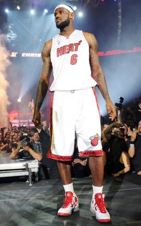 daysongz92:selfmade-b:prettyinmyveins:darisaa:50newhistory:He looks weird in a heat jersey lol(via b