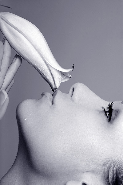 black-and-white:  nanastar:  dew kiss (via yolo115)    Zachwycające.