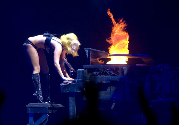 missdorothykilgallen:  fuckyeahladygaga:  (via fromdirtyscratches)  