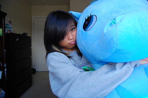 kylalala:  -ayo143ashleeh:  teresavuvuvu:  illestboo:  ilovecookiesushud2:  jizzabell:  I miss that unicorn ):  (via jizzabell)  itsssss hugeee    I want……. A big unicorn like that !! D: LOL .  That’s a huge bitch o_o 