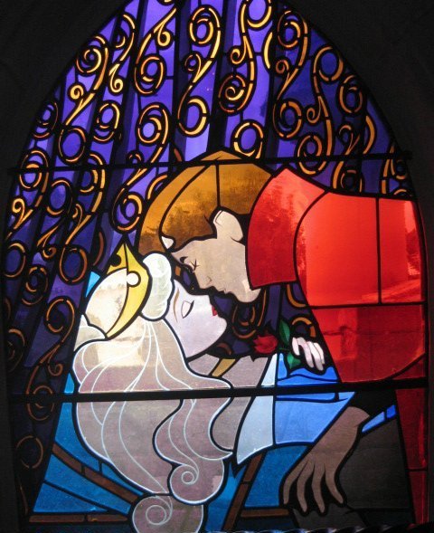 heartlesshippie:  lesexygayfish:  Sleeping Beauty’s Kiss by LittleSilvia  I Love