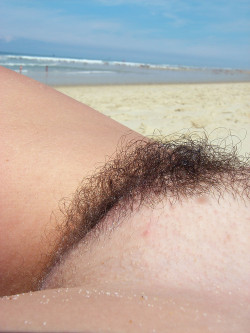 naturistelyon:  À la plageOn the beach(via