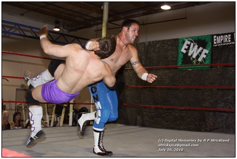 look at that beautiful clothesline, dude in blue takes down the dude in purple, makes it look so fuckin effortless!!!!!! his expression says it all, he wants to take the dude down HARD!!!! will he????
oh, vicious stomp to the head outside the ring on...