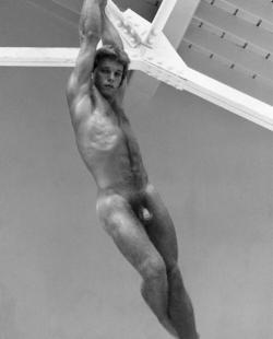 ohyeaaah:  ooeygooey:  fluffydaze:  (via beercigarettesandcheapaftershave)    Just hangin&rsquo; around.