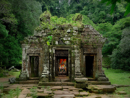 gh2u:  ljspillowbook:  ochreogre:  pakse:  onebigsky:  Champasak, Laos In the south