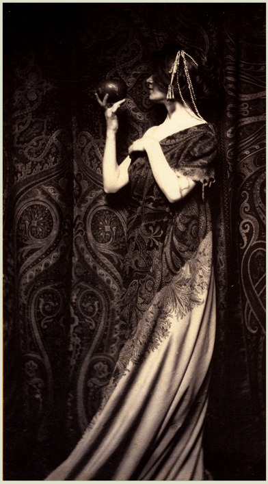 lonehunter:  vmburkhardt:  turnofthecentury:  The Odor of Pomegranates - Platinum print - Zaida Ben-