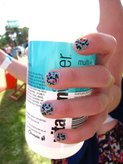 imasleepwalker:   ruuumbleroar:   (via jendunphy)     Lovee the nails and lol @ the only flavor of Vitamin Water I like.