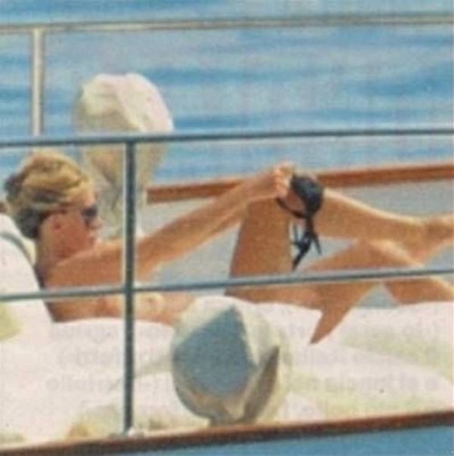 Paola Ferrari completamente nuda in barca! adult photos