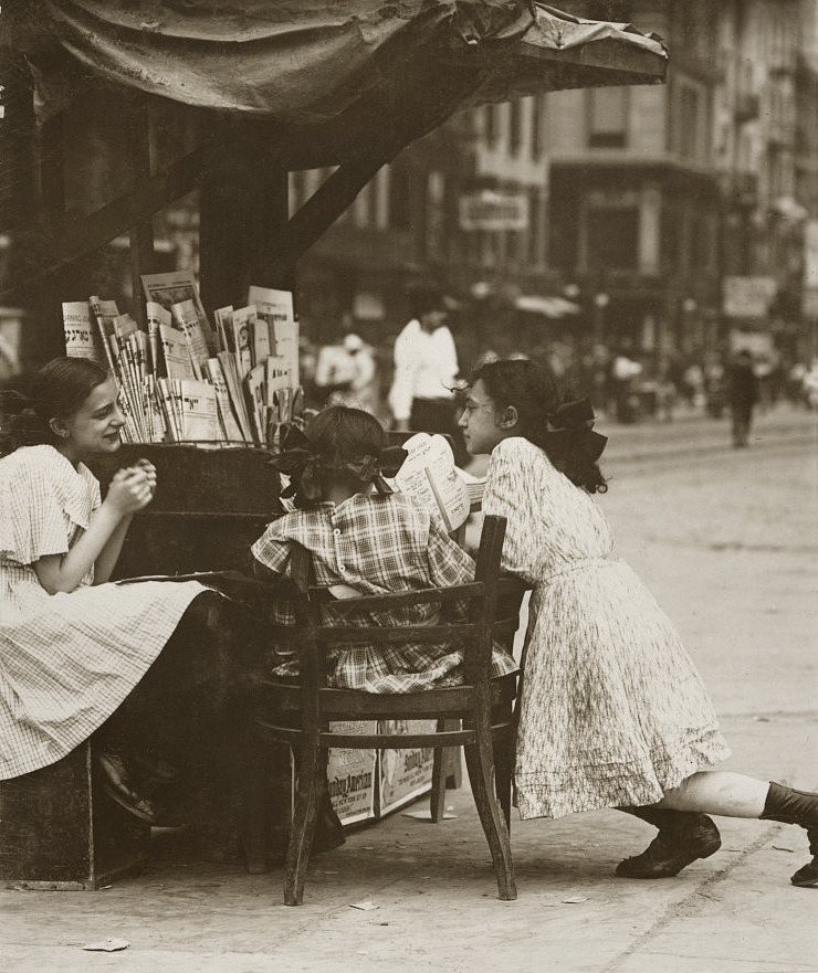 youngrabbit:lovelybluepony:turnofthecentury:    Canal Street; Tending Stand,NY,07 1910 by Lewis