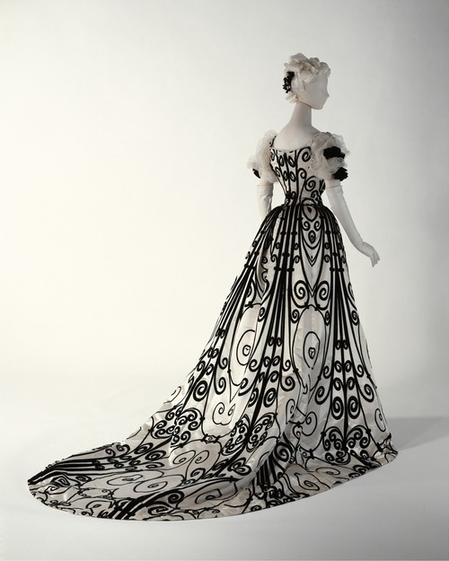 fuckyeahvictorians:  defunctfashion:  House of Worth | c. 1898-1900 This is probably