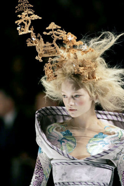 Gemma Ward at Alexander McQueen Spring 2005