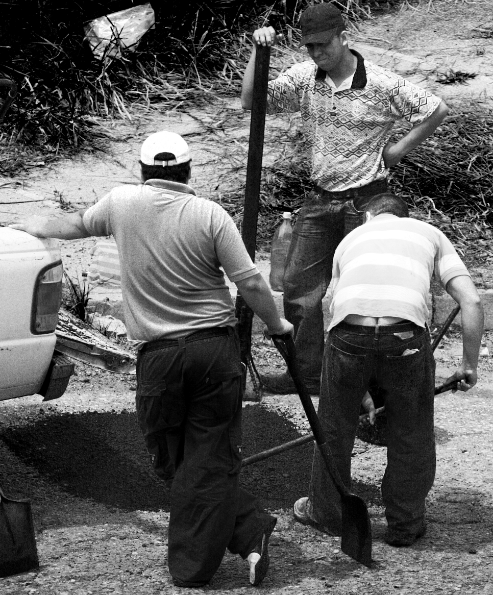 Hombres trabajando / Men at work
for Daily Pic Pick game: Street Photography