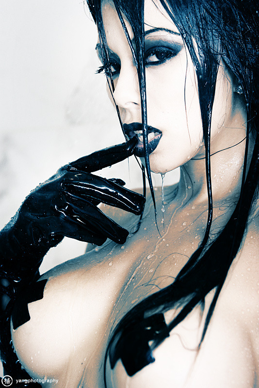 wanderer-of-dark-dreams:  (via trippingoninsomnia)  Sexy Babe&hellip;