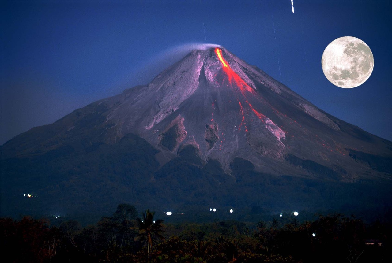 debbie-thornberry:  landscapelifescape:  Lava tumbling down Merapi, Tlogolele, Selo,