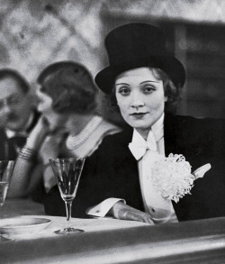 dickensian-dandy:  fuckyeahtophats:  madafternoon:  mizenscen:  nerdinlove:  Marlène Dietrich    (via nerdinlove)   Jak to się dzieje, że najbardziej kusząco i seksownie w męskich ubraniach wyglądają ultrakobiece, zmysłowe i fascynujące kobiety? 