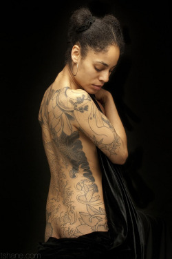 mizanon:  hardcoregurlz:  colourdgirlswithink:     Alexei, showing off some of the filling being done on her back piece. This is being done in the traditional Japanese style of tattooing. something not for the faint of heart…! The photographer, TShane,