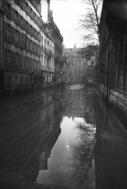 laudanumandarsenic:  my-ear-trumpet:  edwardianera:  1910 Great Flood of Paris: Rue de Poitiers   