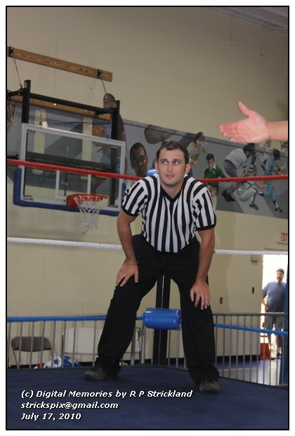 fuckin hot ref!!!! love to wrestle a referee, unbutton his shirt, expose his bare chest, toss him around the ring, show him the REAL way dudes in the ring wrestle, fuckin nail him in his nads, u know the ref grabs his balls when he sees 2 wrestlers...