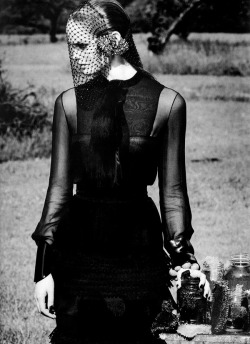 (via gothfashion, scarymansion)