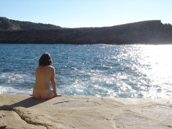 beach-ball:  nudista-swinger:  sacredwhore:  Skinny dipping on Ibiza (by dianajanicki)