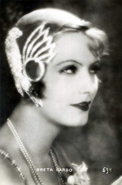 hedda-hopper:  I adore her hat 