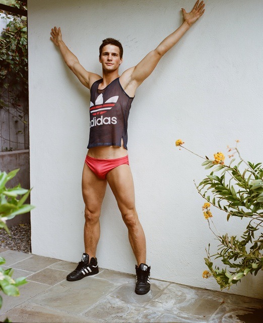 footyshortboy:  hardinmyspeedos:  Nice bulge. Love red speedos!(via yellow-yellow)