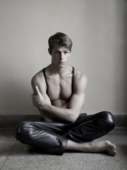 zapoteco:  hombres-gate:  liber-scriptus:  ciudadpermutacion:  mmhdirty:    Cute blond in leather pants.