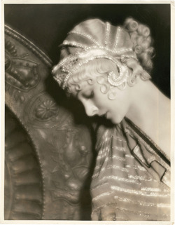 romanloulou:  Portrait of Myrna Loy from