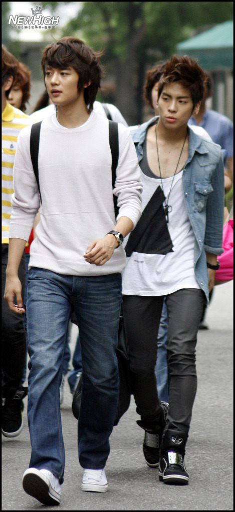 (via venionew)  JongHyun oppa,I REALLY WANT THE SHIRT THAT YOU ARE WEARING!!!