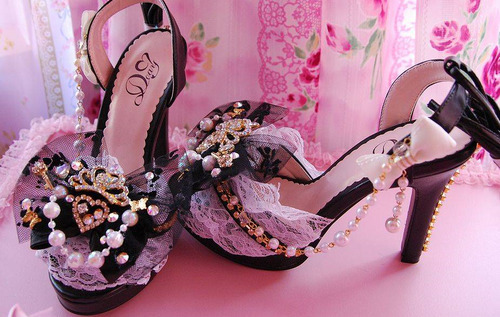 princessoftumblrxo:  pinkrosemarie:  the-moonlight-fashion:  (via miss-holly-golightly,